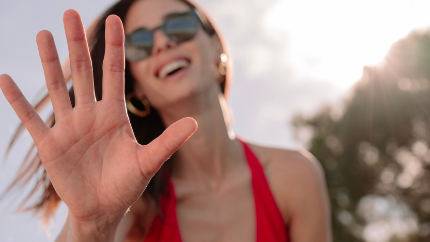 I 5 NEMICI INVISIBILI DELLA PELLE IN ESTATE